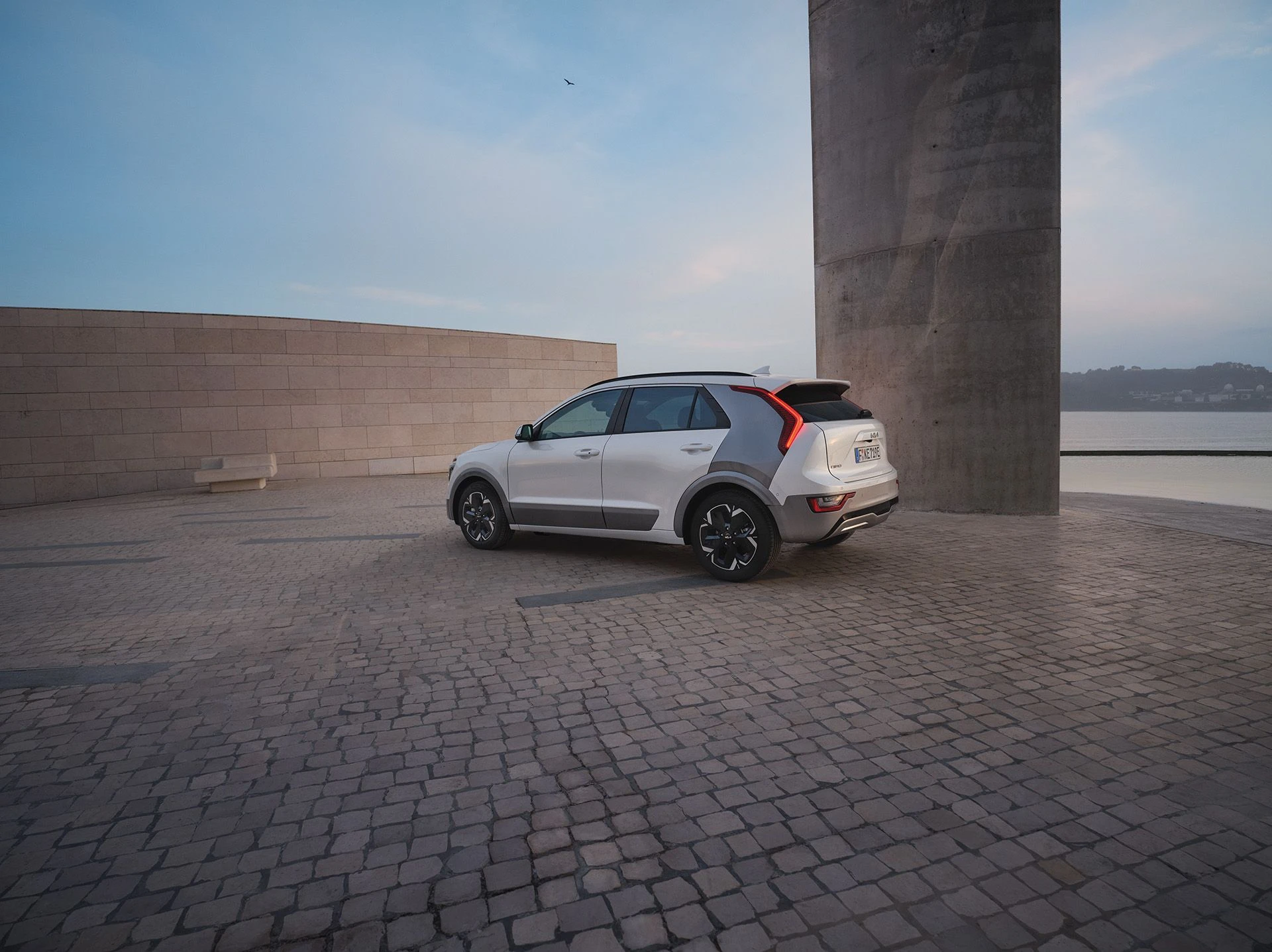 Kia híbrido junto a una plaza